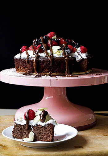 8 Ingredient Flourless Chocolate Cake (Paleo, GF, DF, Refined Sugar Free)