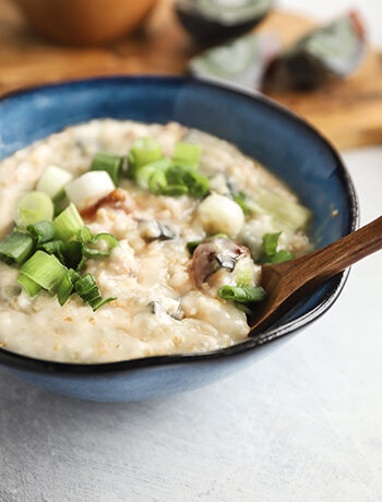 Chinese Oatmeal Congee with Century Egg and Pork (皮蛋瘦肉粥)